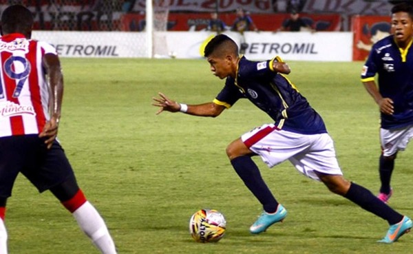 Futbolista sin brazo cumple su sueño y debuta a nivel profesional