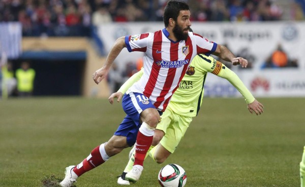 VIDEO: Arda Turan perdió la cabeza con el árbitro de línea