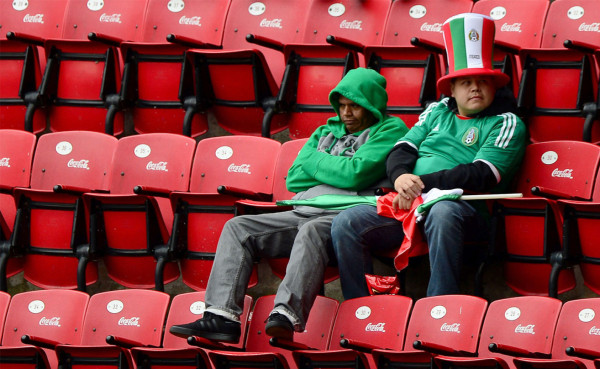 Ambiente en el Estadio Azteca -Mexico vs Nueva Zelandia .