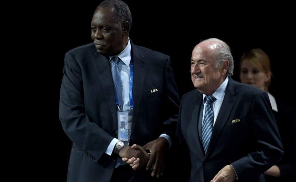 Hayatou presidirá la FIFA mientras dura la suspensión de Blatter