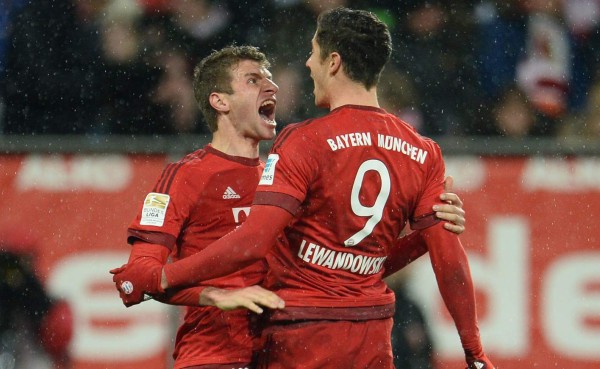 Bayern Múnich derrotó al Augsburgo con doblete de Lewandowski