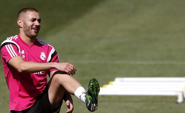 Benzema realiza trabajo de campo en día de recuperación para titulares