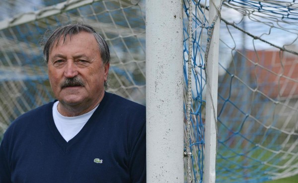 US President Donald Trump sings the National Anthem at Mercedes-Benz Stadium in Atlanta on January 8, 2018.Trump is attending the College Football Playoff National Championship between the University of Georgia Bulldogs and the University of Alabama Crimson Tide. / AFP PHOTO / JIM WATSON