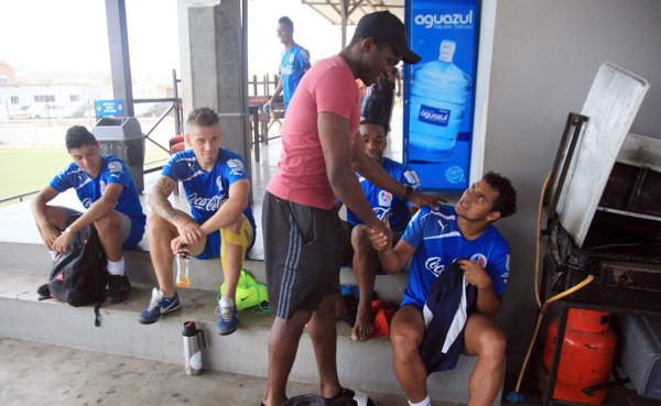 Colombiano Jackson Valoy visitó el entreno del Olimpia