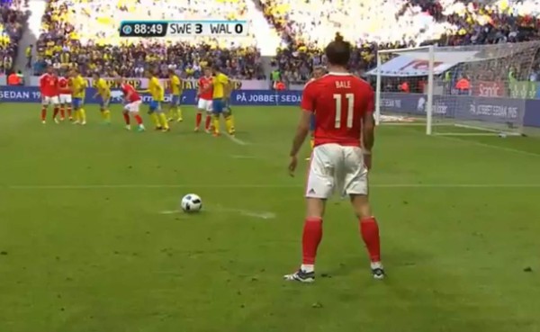 VIDEO: El peor tiro libre en la carrera de Gareth Bale