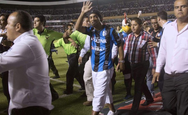 VIDEO: Ronaldinho recibe el cariño de la afición del Querétaro