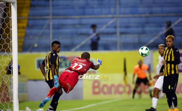 <b>Real España dejó escapar una oportunidad de oro jugando de local contra un disminuido Olimpia. FOTOS: Yoseph Amaya y Héctor Edu.</b>