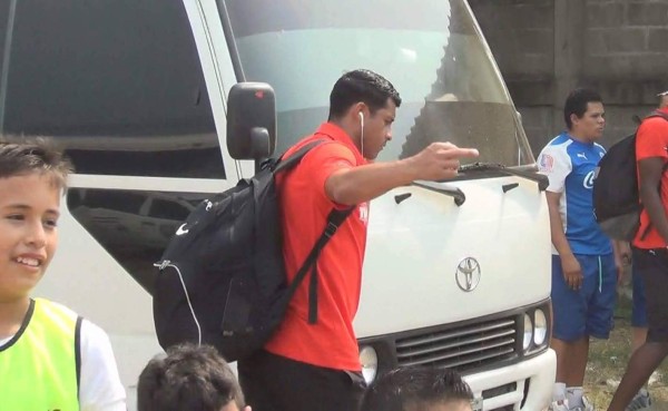 Noel Valladares y su polémica señal a la afición en Tocoa