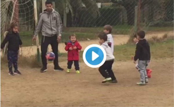 Luis Suárez en potra con niños la hace de portero