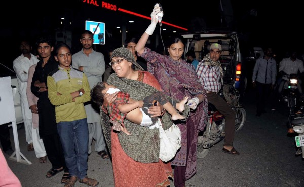 ESPECIAL: Suicida asesina al menos 64 personas en explosión en Pakistán
