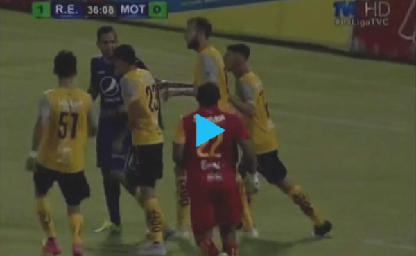 VIDEO: Lucas Gómez y 'Buba' López protagonizan pelea y se van expulsados