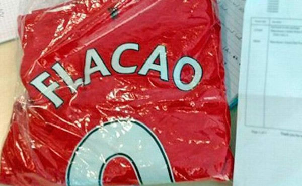 Manchester United le cambia el nombre a Radamel Falcao