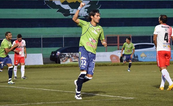 Sebastián 'El Loco' Abreu debutó en El Salvador con gol y luego salió por lesión