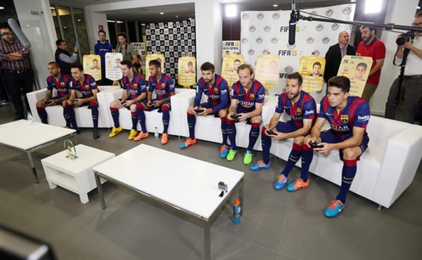 Jugadores del Barcelona se divierten jugando el FIFA 15