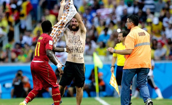 FIFA investiga actitud neonazista de aficionado que invandió estadio