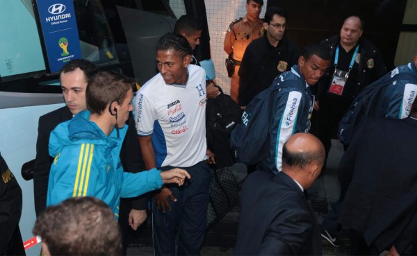 Helicópteros custodian a Honduras hasta su hotel en Curitba