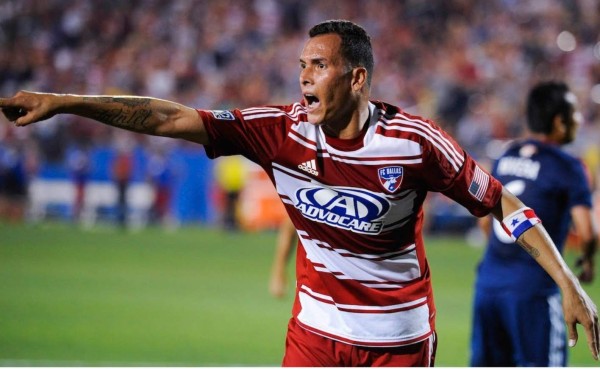 El delantero panameño Blas Pérez coquetea con el Saprissa