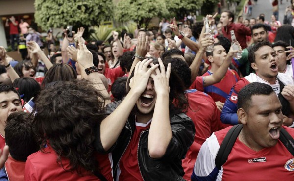 Locura en las calles de Costa Rica por triunfo ante Uruguay