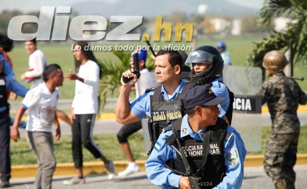 Imágenes: Piedras, armas y violencia en la pelea de barras previo al Real España-Olimpia
