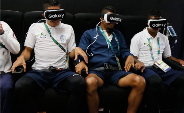 Jugadores de Honduras se relajan viendo en realidad virtual