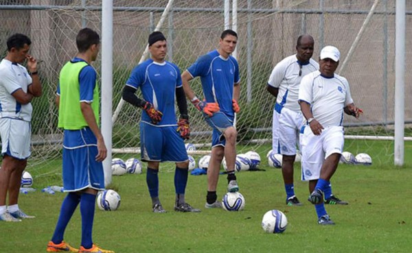 El Salvador comienza a preparar su partido eliminatorio ante México