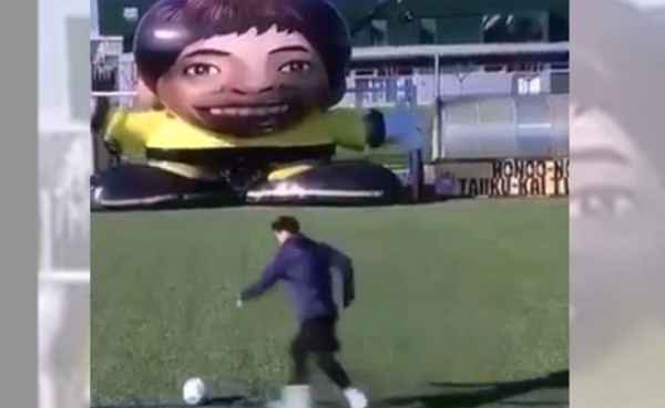 VIDEO: Messi gana el duelo a un gigante arquero japonés