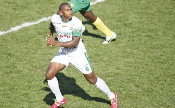 Georgie Welcome en 2016 siendo el '9' del Platense en Liga Nacional.