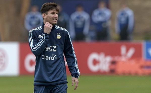 'Kun' Agüero no entrenó y Messi práctica tiros libres en Argentina