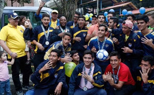Enorme recibimiento para la Escuela Internacional Sampedrana, campeones del Aasca 2016