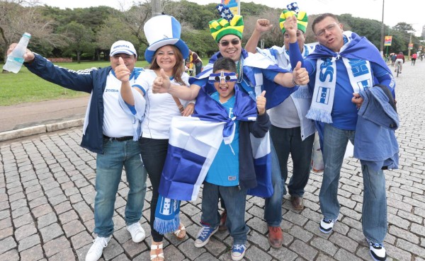 Aficionados hondureños arman la fiesta en Porto Alegre