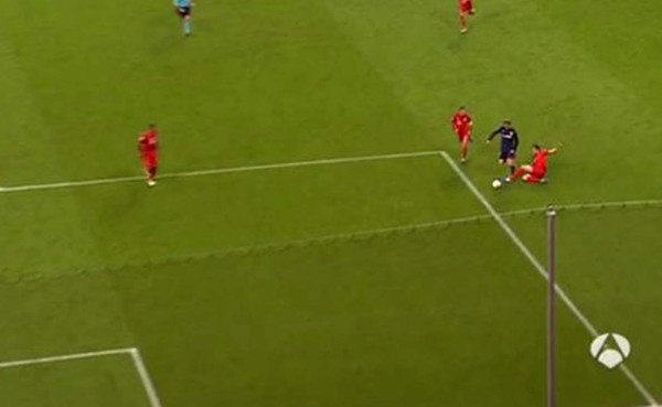 Árbitro se inventa un penal a favor del Atlético de Madrid, pero lo falla Torres