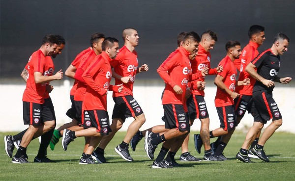 Con doce jugadores y a tres días de su debut, comenzó era Pizzi en la Roja