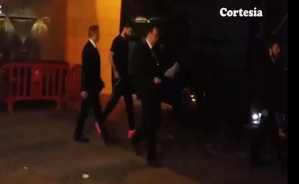 VIDEO: Abuchean a Piqué al abordar autobús luego de ser eliminados