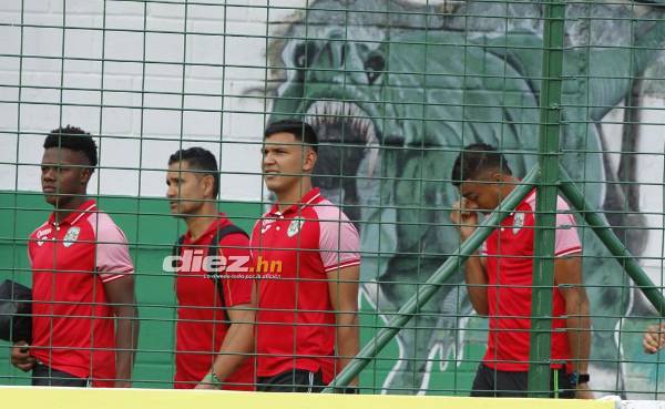 Los jugadores del Marathón llegando al estadio Yankel Rosenthal.