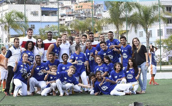 Ingleses se divierten en las favelas de Río de Janeiro