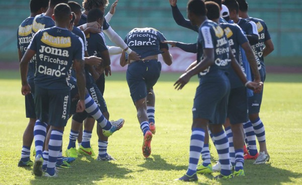 Jona Mejía, del avión al entrenamiento de Honduras