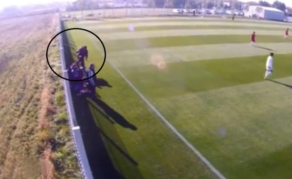 VIDEO: La salvaje agresión de un técnico a uno de sus juveniles