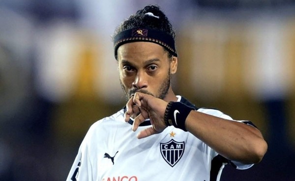 Club amateur de Inglaterra propone un contrato a Ronaldinho