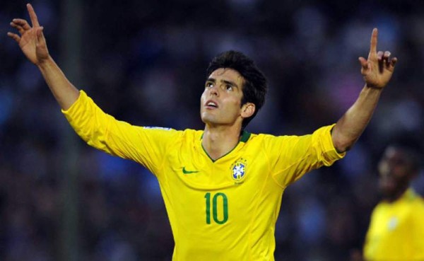 Kaká pertenece a la iglesia de Renacidos en Cristo de Sao Paulo. Él y su esposa son practicantes y realizan grandes donaciones.