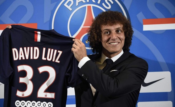 El PSG presenta al defensa brasileño David Luiz