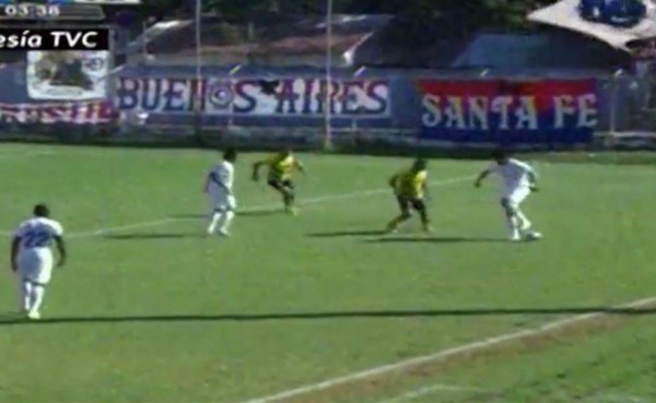 VIDEO: Carlo hace la 'Costlynha' y le lanzan un 'hachazo' en Copa Presidente