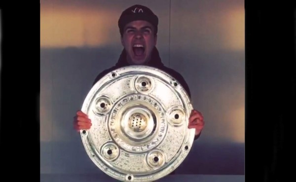 VIDEO: Gotze celebra título del Bayern 'a lo Cristiano Ronaldo'