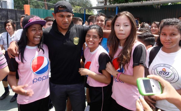 Jugadores del Real España desatan locura de estudiantes