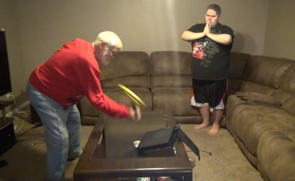 VIDEO: Abuelo furioso le destroza la Play Station 4 a su nieto
