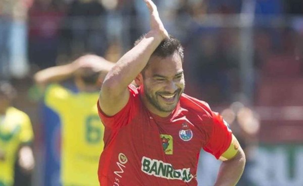 Municipal masacra al Petapa 8-2 con triplete de Carlos 'Pescadito' Ruiz en Guatemala