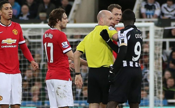 VIDEO: Duras sanciones para Cissé y Evans tras escupirse mutuamente