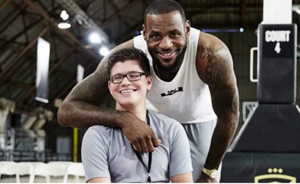 Matthew hasta se dio el lujo de tomarse una foto con LeBron James, jugador de los Cavaliers.