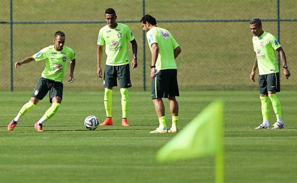 Neymar y Alves estrenan nuevo look en entrenamiento