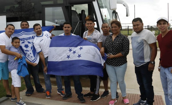 Hondureños despiden y desean suerte a la Bicolor en Houston