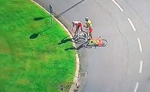 VIDEO: Dos ciclistas se van a los golpes en plena competencia
